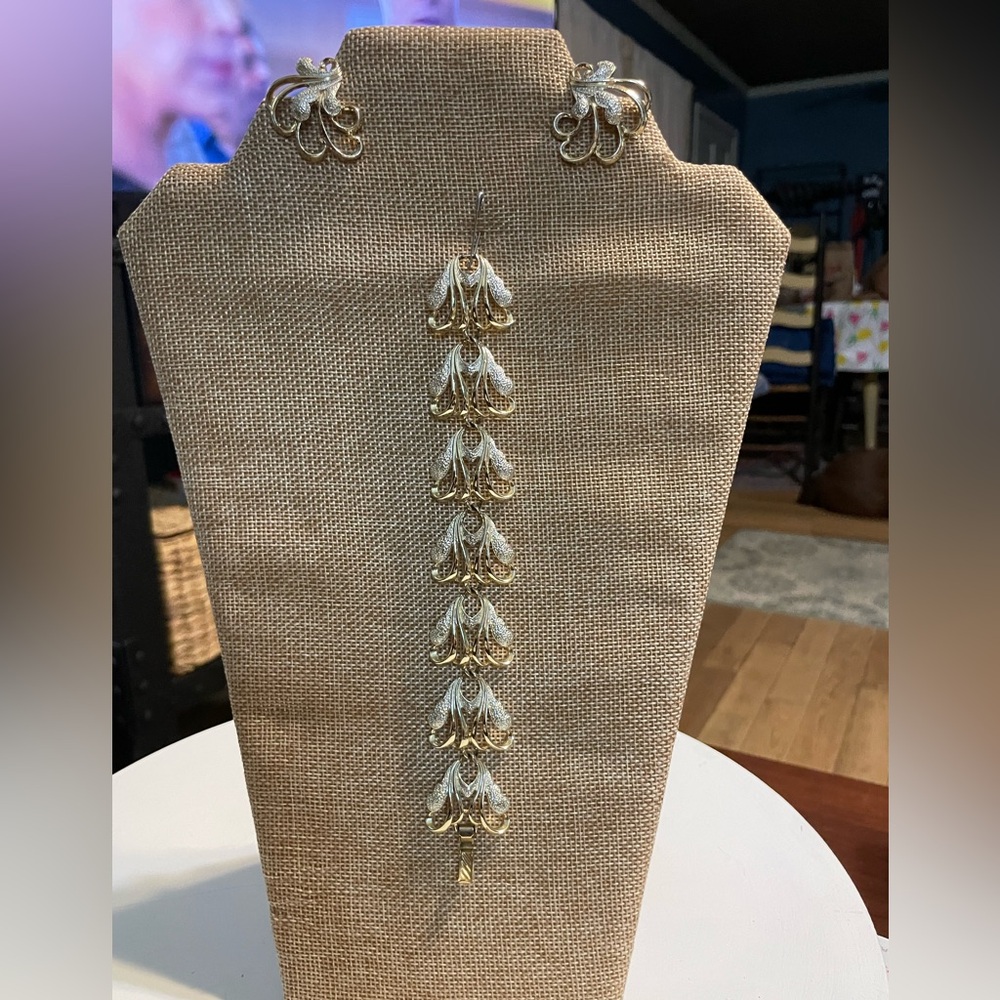 Sarah Coventry two tone “Frosted Feathers “ bracelet and clip earrings